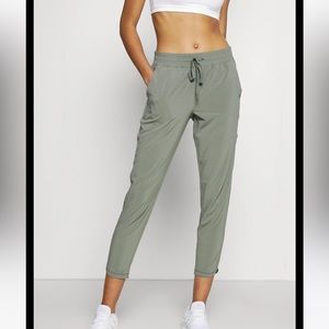 GAP RECYCLED WOVEN TAPERED PANT- Track Suit Bottoms